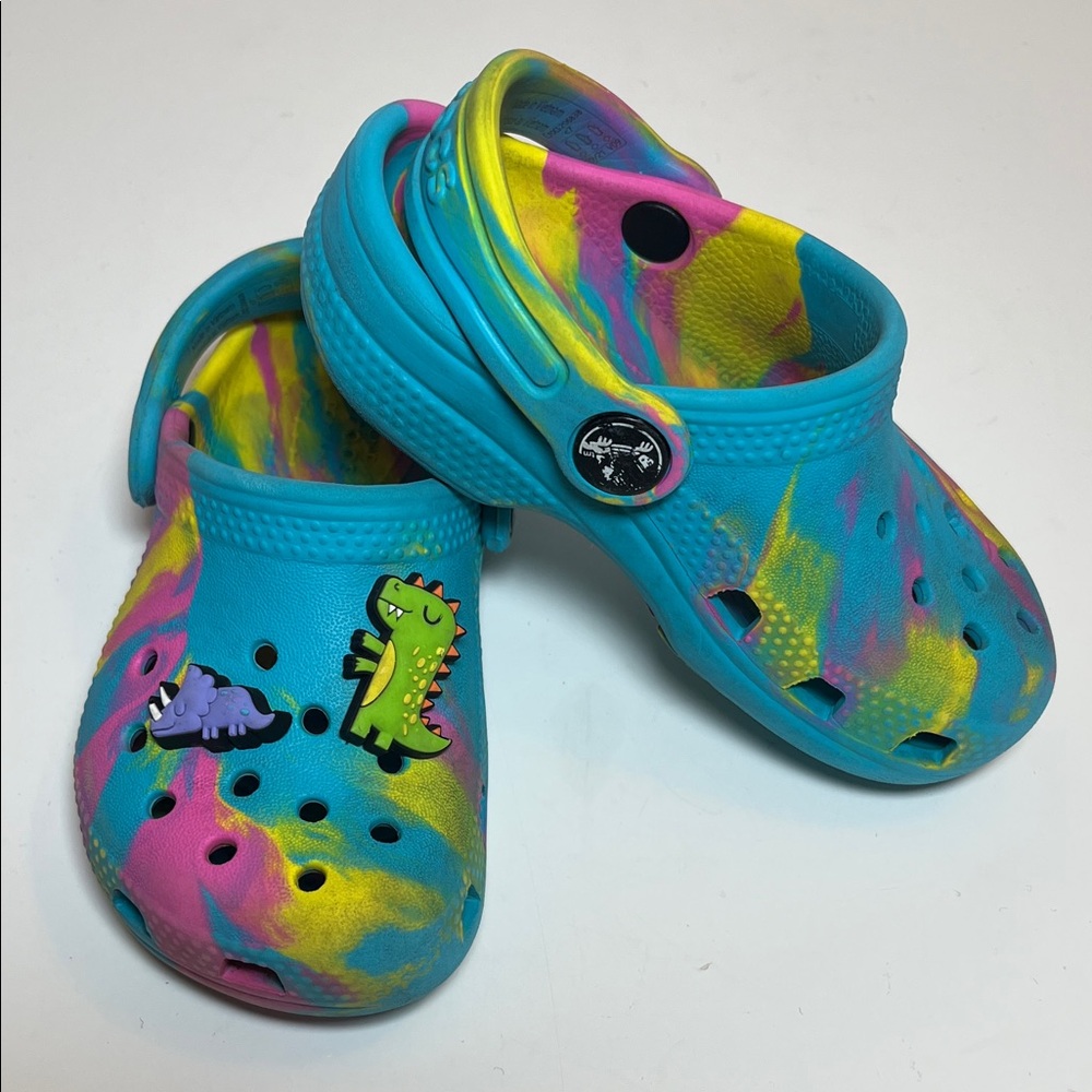 CROCS Kids Marbled Tie Dye Clogs with Fun Dinosaur Jibbitz Charms size C 7